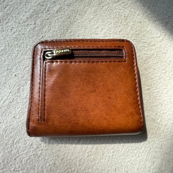 Fossil Small Brown Leather Button Close Wallet - Picture 2 of 10